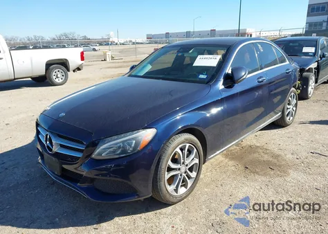 2016 Mercedes-Benz C 300 4Matic z USA, uszkodzony, nr VIN 55SWF4KB4GU154333